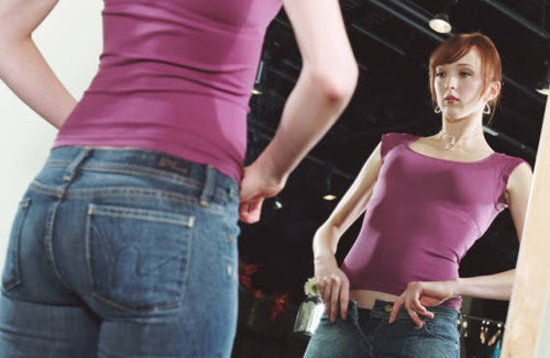 Mặc quần chật khiến nhọt dễ phát triển.