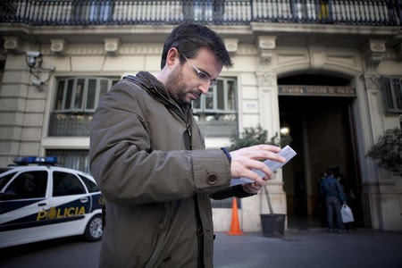 Jordi Évole en el rodaje de 'Justicia, ¿igual para todos?' delante de la jefatura de Vía Laietana de Barcelona.