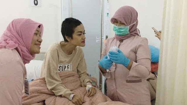 Jupe 'Ngompol' di Rumah Sakit, Berjuang Keras Lawan Kanker, Doakan Lekas Sembuh, AMIN..!  http://ift.tt/20kt43r - Berita Terbaru Terkini Hari Ini - Julia Perez masih berjuang keras melawan kanker serviks yang menggerogoti tubuhnya. Sejak awal Februari lalu, mantan istri Gaston Castano ini sudah dirawat di RSCM.