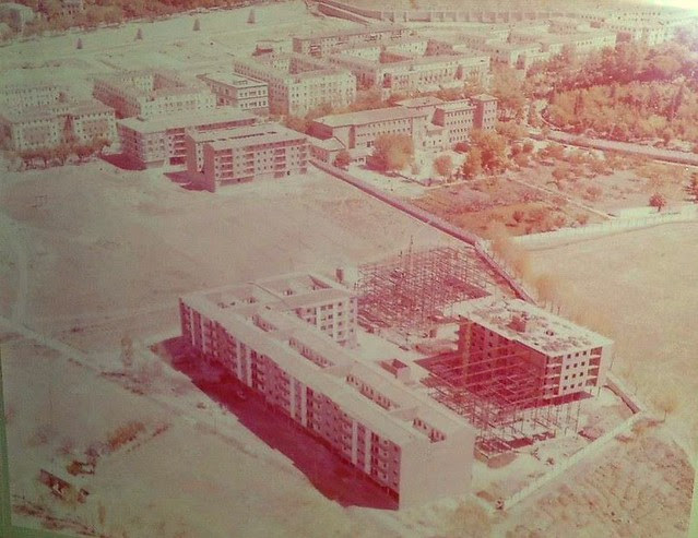 Vista aérea de la construcción del Barrio de Santa Teresa junto a la Avenida de la Reconquista. Años 70