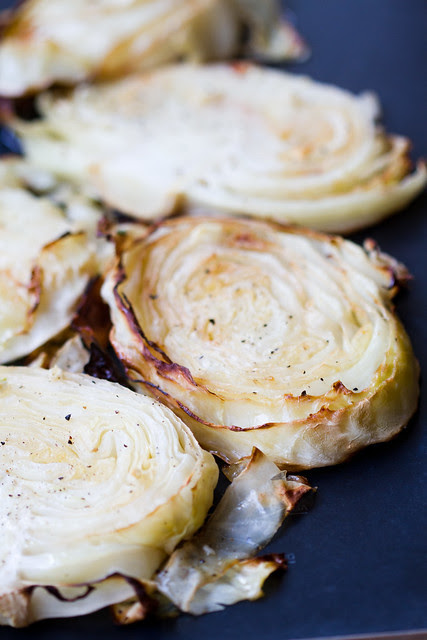 Garlic-rubbed roasted cabbage steaks. Ahjus küpsetatud kapsaviilud.