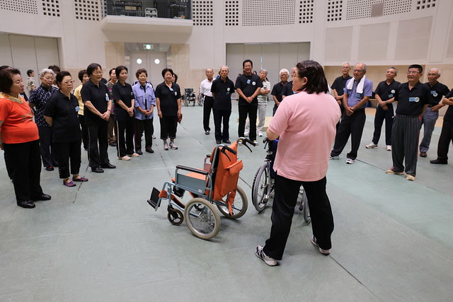At the Kariyushi Longevity University, students study culture, lifestyle and health topics. They also train to be useful to society (childcare and handicapped care)
