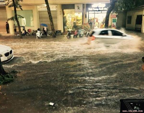 Mưa ngập trên phố Trần Nguyên Hãn. Ảnh: CTV