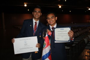 Cristopher Portocarrero y Cristhian Núñez ganaron premios especiales en la feria de Intel. Fotos Cortesía de Intel.