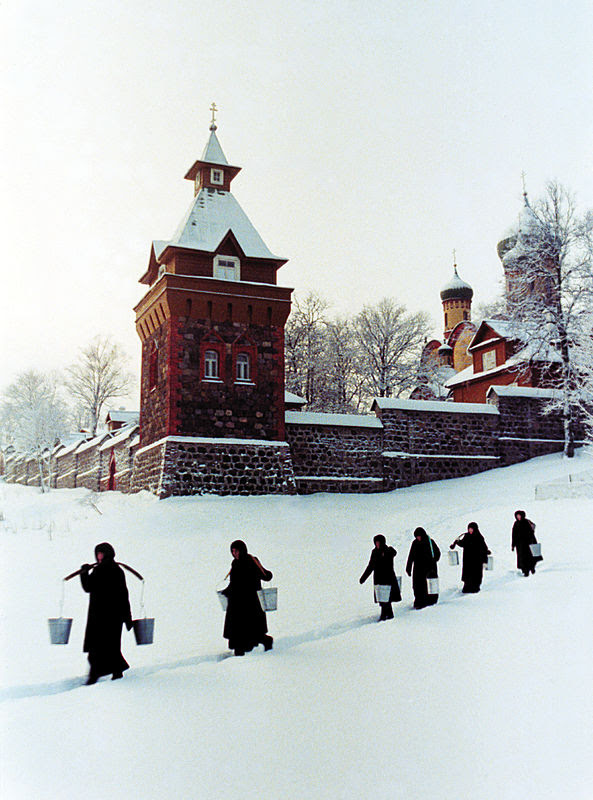 За водой на источник. Фотографии из книги «Пюхтица – Святая гора». Стр 199