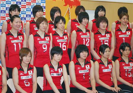 女子バレー 独自の戦術確立へ 日本代表が合宿公開 記者会見したバレーボール女子日本代表登録選手 東京都北区の味の素ナショナルトレーニングセンター 四国新聞社