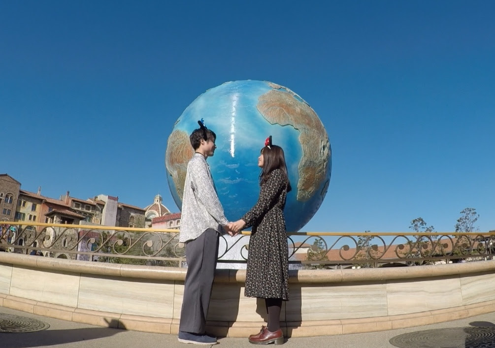 ディズニーシー地球儀前でしたくなるポーズとは カップル写真まとめ にっこりっか 保育士による子育て情報ブログサイト