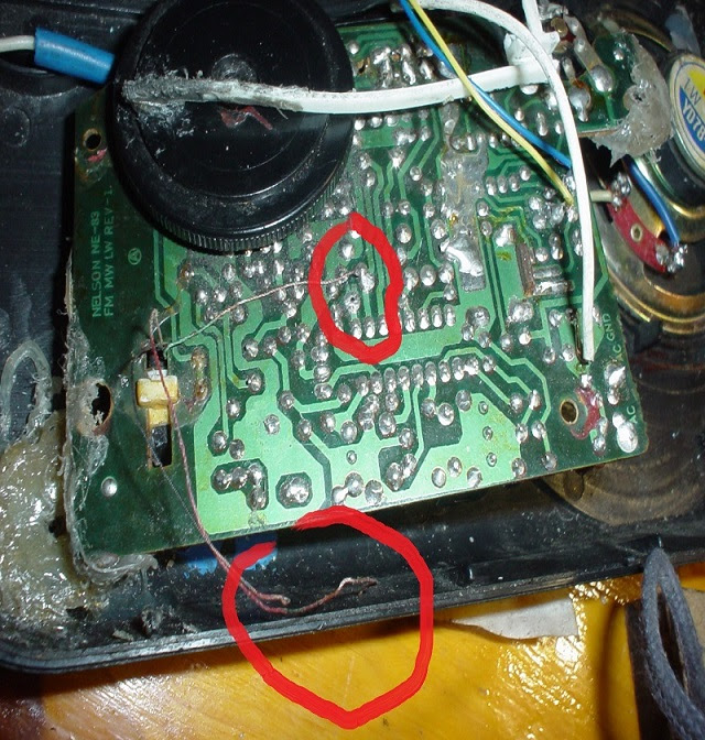 en que lugar de la placa se sale a la antena FM?