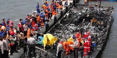 kapal wisata Zahro Express terbakar