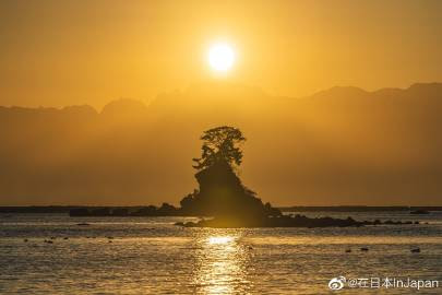 日本富山县雨晴海岸的夕阳 良品志