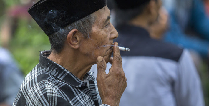 Apakah Hukum Solat Berimamkan Seorang Perokok? Ini 