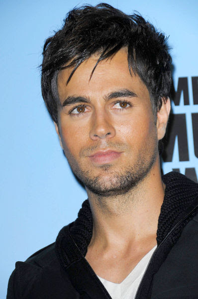 enrique iglesias kissing