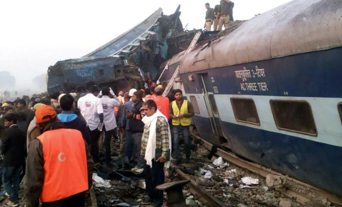 Ao menos 96 pessoas morreram na região norte da Índia quando um trem descarrilou na madrugada deste domingo. Foto: AFP