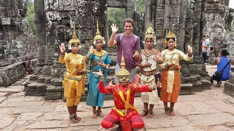 cambodia killing fields  young pioneer tours