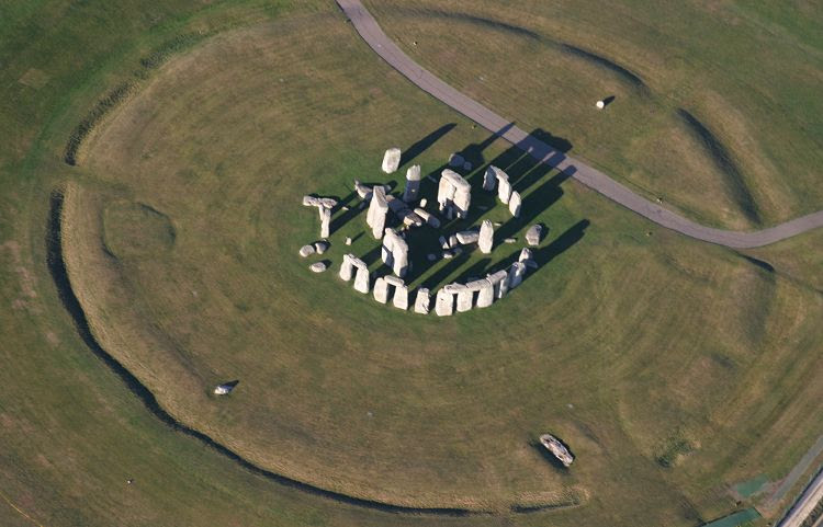 http://misteridunia.files.wordpress.com/2008/10/stonehenge_aerial_0435.jpg