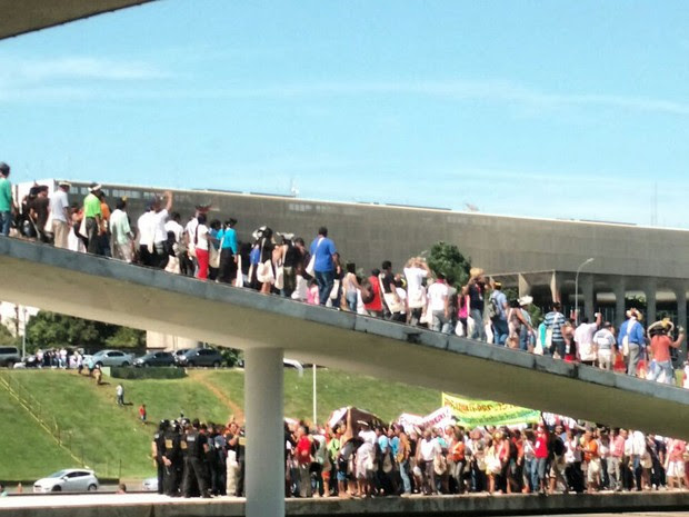 Indígenas na cobertura do Congresso Nacional, em protesto contra mudanças nas regras de demarcação de terras e pela saída do presidente da Câmara dos Deputados, Eduardo Cunha (Foto: Carolina Cruz/G1)