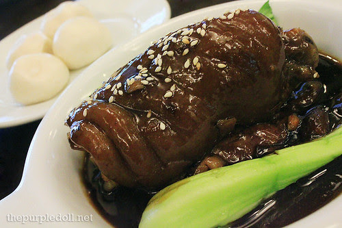 Braised Pork Knuckle with Steamed Mini Buns