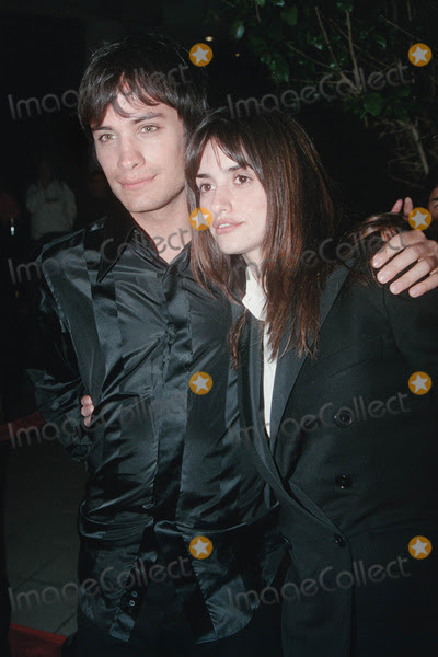 amores perros gael garcia bernal. Penelope Cruz and Gael Garcia