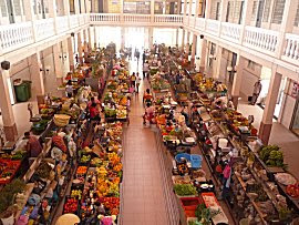 Overdekte markt in Mindelo, maar we doen liever boodschappen bij de straatverkoopsters