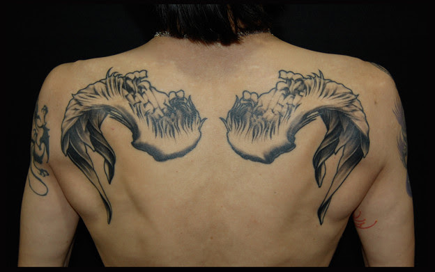 タトゥー 大阪 羽 翼 背中 刺青 ブラック グレー Trang Chia Sẻ ảnh Photozou