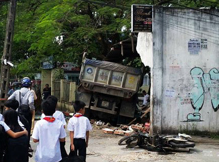 Xe tải mất thắng giữa phố, tài xế nhanh trí đánh lái tránh nhiều người