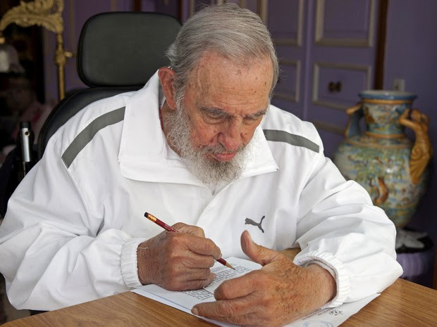 O ex-presidente de Cuba Fidel Castro, de 88 anos, vota neste domingo (19) durante as eleições locais no país (Foto: AP Photo/Alex Castro)