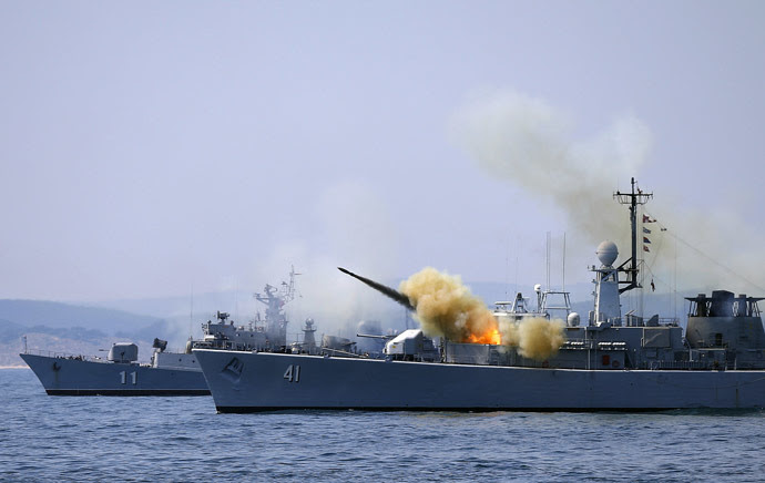 Um míssil é lançado da fragata da marinha búlgara "Drazki" durante BREEZE 2.014 exercício militar no Mar Negro 11 de julho de 2014 (Reuters / Stoyan Nenov)