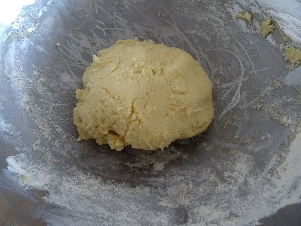 Le Lendemain, préparez vos biscuits sablés. Mélangez le beurre mou, le sel, le sucre glace, la poudre d'amande, et l'oeuf. Ajoutez ensuite la farine et mélangez quelques seconde. Au frais pendant 1 h.