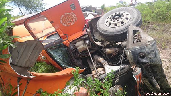  Phần đầu của xe container vỡ thành từng mảng sau khi xe lao xuống vực. Ảnh: An Sơn