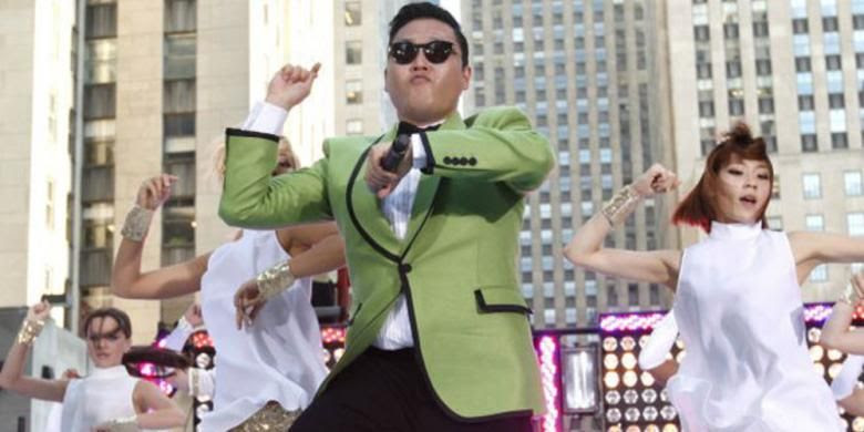 Psy mementaskan hit K-pop Gangnam Style di New York, AS, dan ditonton ratusan juta kali di YouTube. 