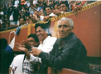 Alejandro Toledo en Acho junto a Angelillo