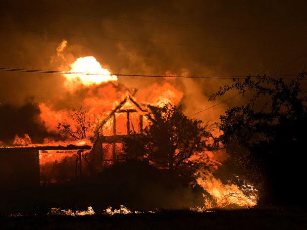 Incêndio no Arizona consome casa na cidade de Yarnell. Ao menos 200 das 500 residências da área foram atingidas pelo fogo. (Foto: Tom Story, Arizona Republic/AP)