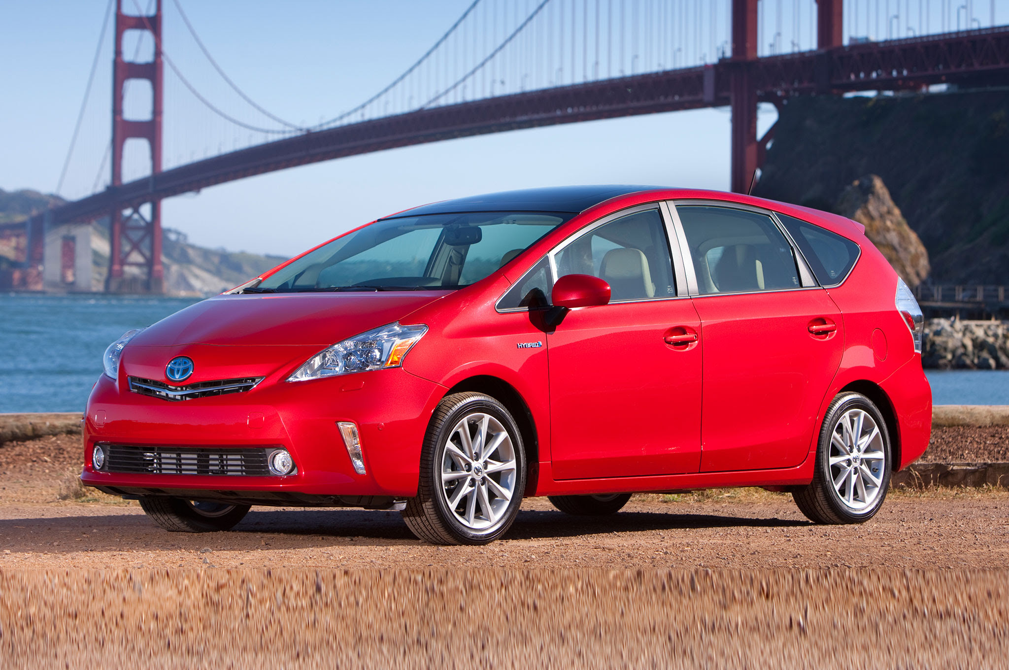 2014-Toyota-Prius-V-three-quarters-drivers-view1
