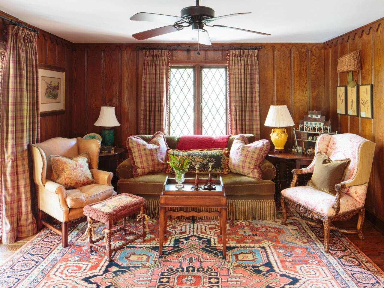 small traditional interior design for living rooms with luxury carpet ...