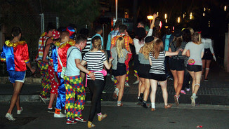 Estudiants britànics disfressats a la zona de pubs i discoteques de Salou en una edició passada del Saloufest (ACN)