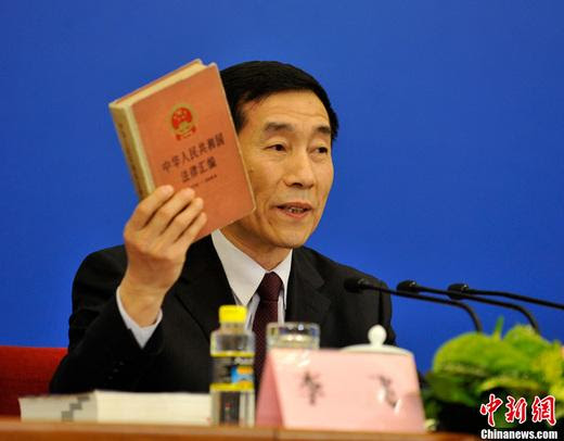 3月10日15时，全国人大法律委员会委员、全国人大常委会法制工作委员会副主任李飞回答中外记者提问。中新网记者 杨磊 摄