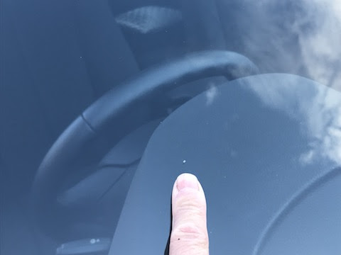 フロントガラスに飛び石で表面欠け 目立つ傷を補修します 施工例
