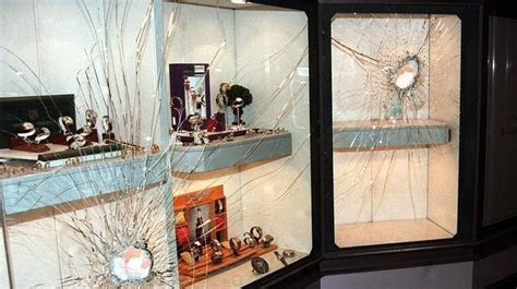 asi quedo el escaparate de una joyeria de la calle ortega