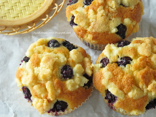 Blueberry crumble cupcakes