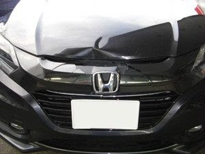 ホンダのヴェゼルハイブリッド フロントグリル ボンネット 他 キズ ヘコミ 修理事例 部品代124 235円 修理費用30 850円 塗装費用65 700円 石川県金沢市 車の板金塗装の専門店 株式会社カナザワ鈑金
