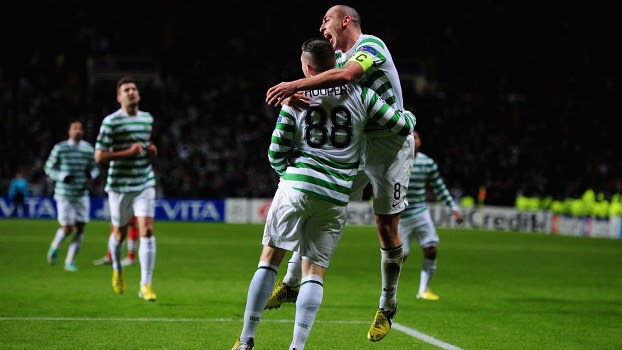 Hooper comemora com Brown depois de marcar o primeiro gol do Celtic