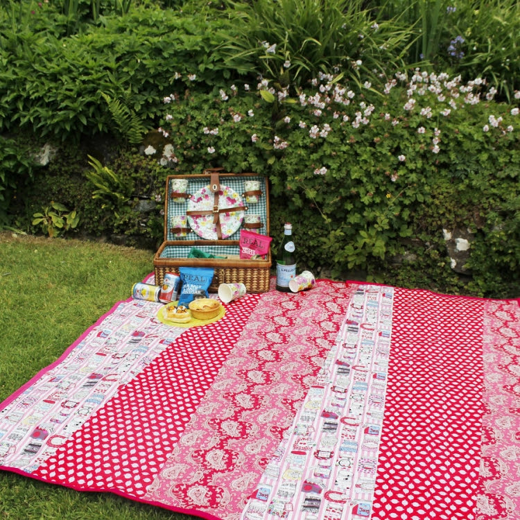 Picknickdecke - Picknickdecke „Brava" / Foldable and versatile picnic blanket with cotton wool lining and a woven label with the logo.