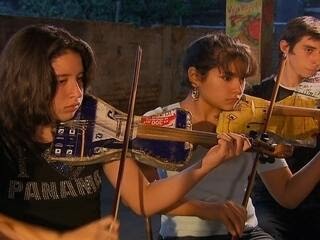 "Orquestra com instrumentos construídos no lixão recupera sonhos de crianças paraguaias"
