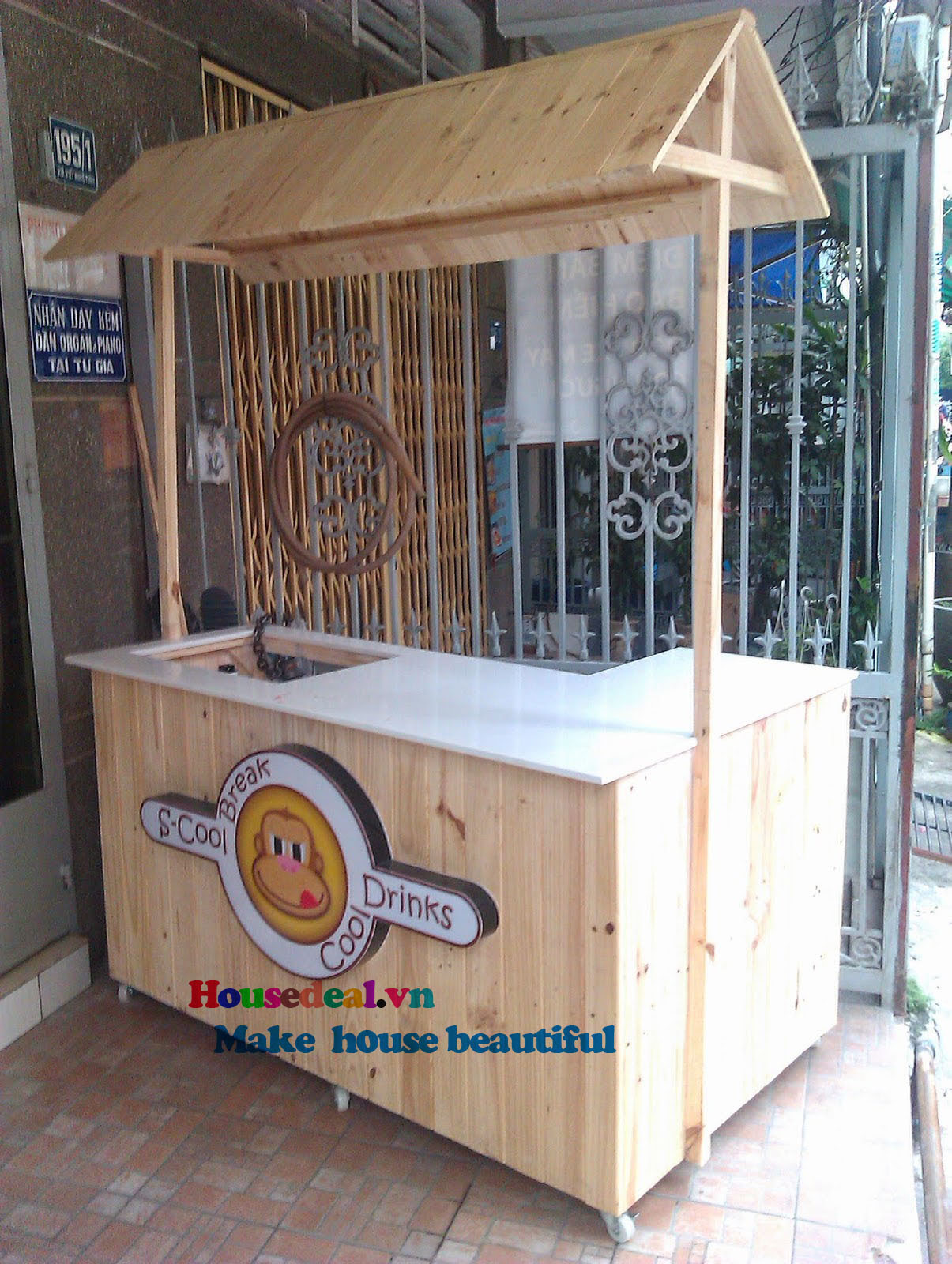 quầy bán hàng bằng gỗ thông