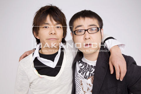 肩を組むお笑いコンビ Af Jpg 写真素材