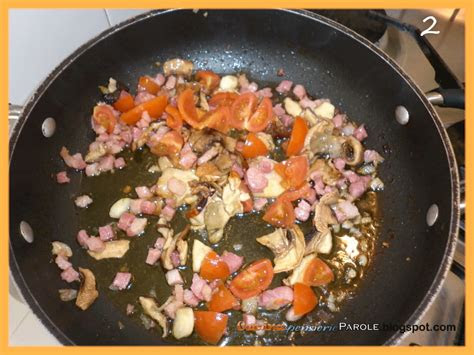 mezze maniche funghi pancetta pomodori  prezzemolo