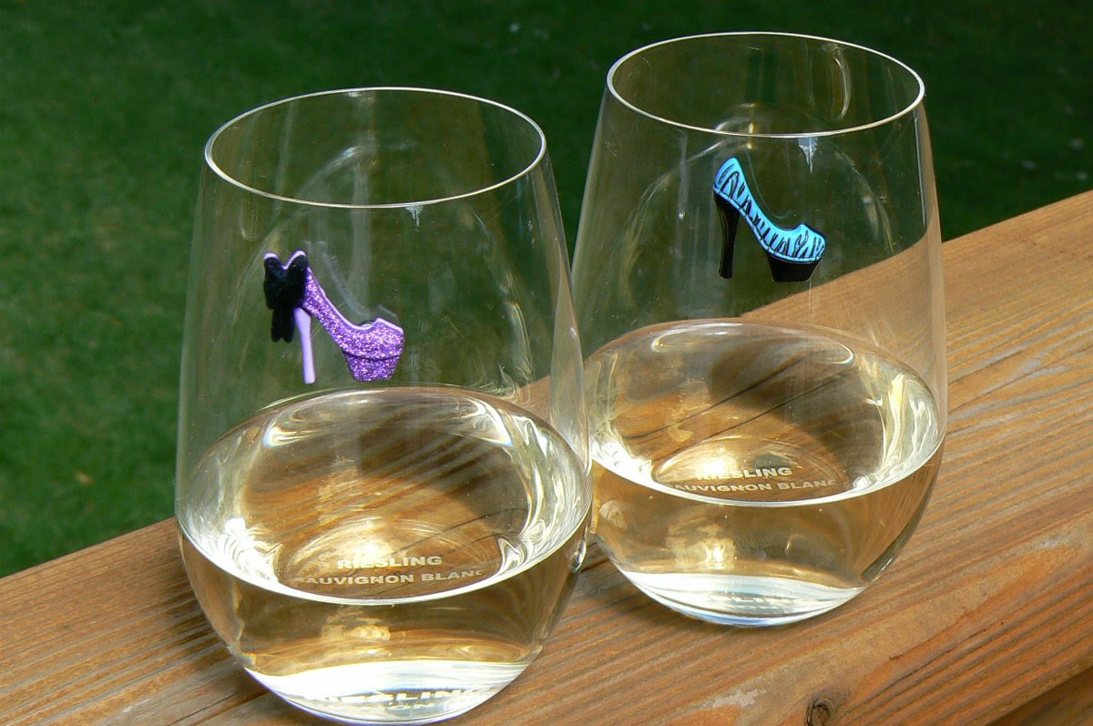 If you love wine, incorporate it into your wedding with wine wedding favors. Get ideas for some in this post on www.abrideonabudget.com.