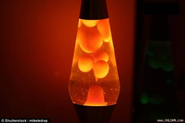  Ảnh minh họa chiếc đèn nham thạch với những quả cầu nóng chảy di chuyển theo chu kỳ lên xuống. Ảnh Shutterstock/mikeledray.