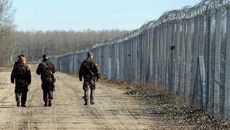 Soldats hongaresos patrullant prop de la ciutat de Mórahalom, al costat de la tanca de la frontera amb Sèrbia (Reuters)