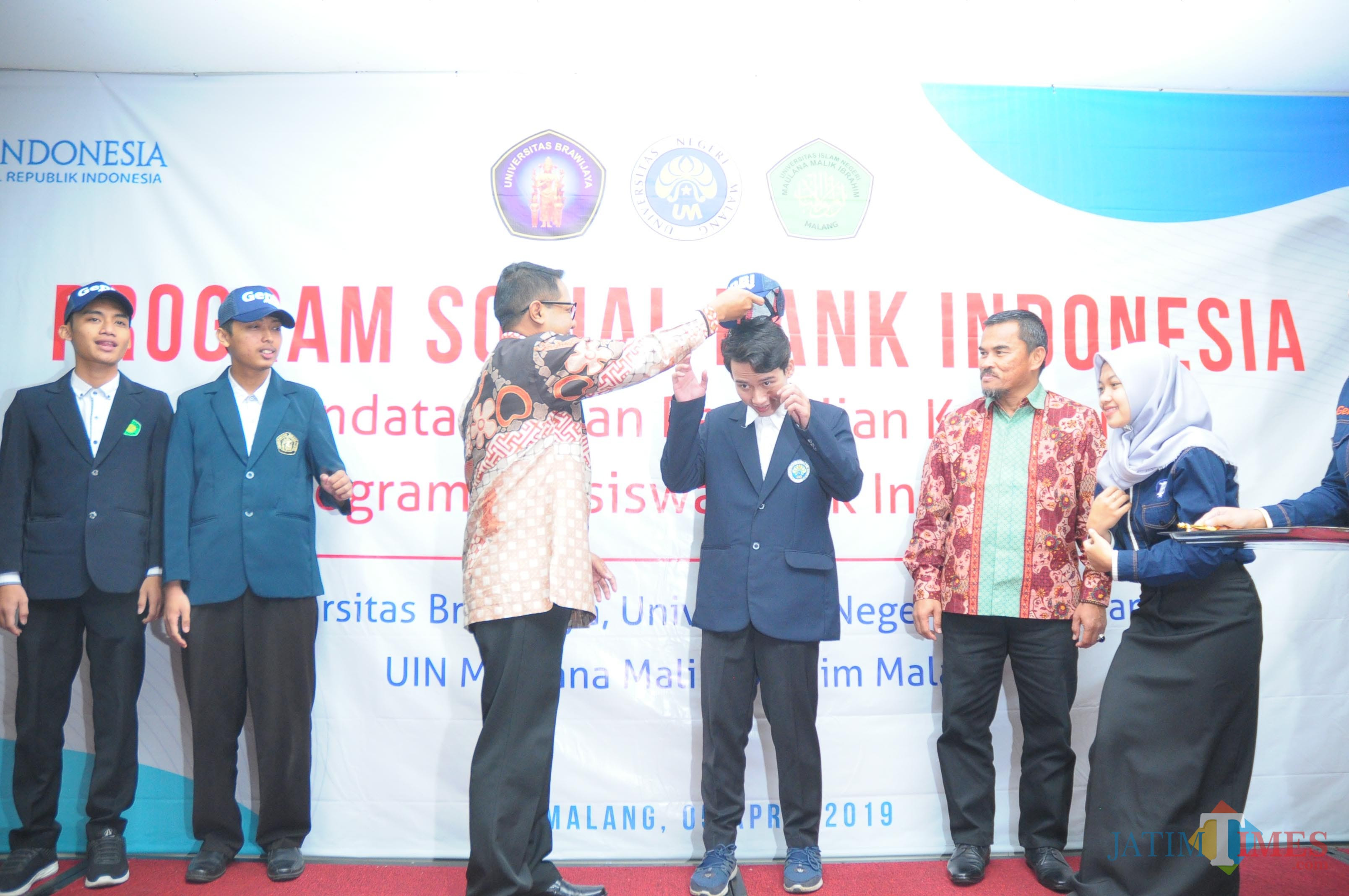 Penyematan topi oleh Deputi Kepala Perwakilan Tim Ekonomi Bank Indonesia KPW Malang Jaka Setyawan sebagai simbolis